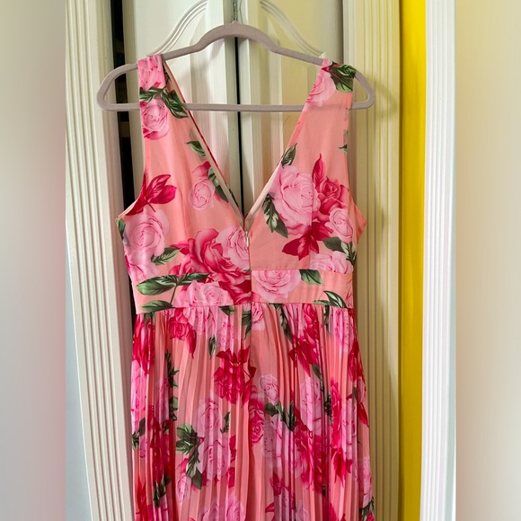 Long pleated sleeveless dress with back zipped and wide waist - Picture 2 of 4